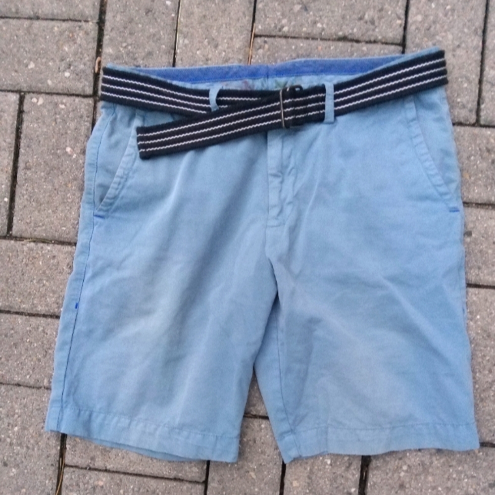 Mens Tommy Bahama shorts W/Belt. size 34. Great condition